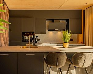 Moderne Kche in Bos Villa in Maasbree, Nord-Limburg. Stilvolles Ferienhaus fr 8 Personen mit luxurisen Annehmlichkeiten und modernem Design.