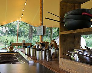 Glamptent in Maasbree, North Limburg offers an atmospheric glamping experience with a fully equipped outdoor kitchen in the midst of nature.