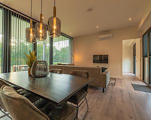 Stylish living room in Bos Lodge for 6 people in Maasbree, North Limburg. Enjoy comfort and nature in this modern vacation home.