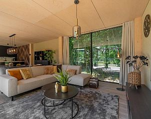Luxurises Wohnzimmer in Bos Villa DeLuxe XL, Ferienhaus fr 4 Personen in Maasbree, Limburg. Gerumige Sitzecke mit Blick auf die grne Natur.