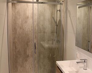 Modernes Badezimmer im Ferienhaus Bos Cube fr 8 Personen in Maasbree, Nord-Limburg, mit Luxusdusche und stilvoller Einrichtung.