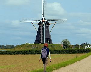 Wandelaar bij windmolen in de omgeving van Vakantiehuis in Beesel, Noord Limburg.