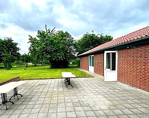 Ruim terras bij Vakantiehuis in Beesel, Noord Limburg, ideaal voor buitenactiviteiten.