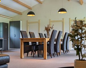 Grote eetkamer in Vakantiehuis in Beesel, Noord Limburg, met moderne inrichting.