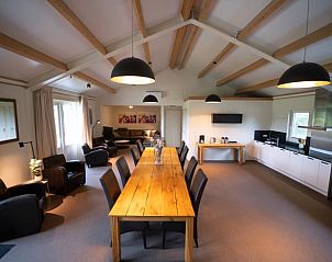 Ruime open keuken en eetkamer in Vakantiehuis in Beesel, Noord Limburg, met houten balken.