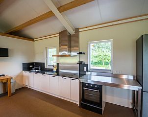 Moderne keuken in Vakantiehuis in Beesel, Noord Limburg, met strakke afwerking.