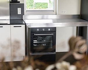 Keuken met oven en fornuis in Vakantiehuis in Beesel, Noord Limburg, ideaal voor koken.
