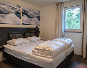 Gezellige slaapkamer in Vakantiehuis in Beesel, Noord Limburg, met kunst aan de muur.