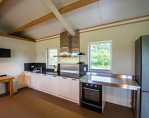 Moderne keuken in L312 vakantiehuis in Beesel, Noord Limburg, met inductiekookplaat.