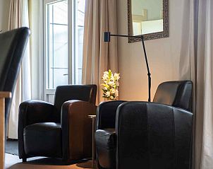 Eetkamer in L312 vakantiehuis in Beesel, Noord Limburg, met zwarte stoelen.