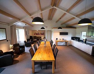 Ruim terras bij L312 vakantiehuis in Beesel, Noord Limburg, perfect voor buitenmaaltijden.