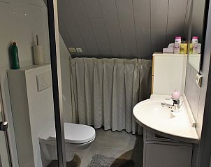 Moderne badkamer in Huisje in Baexem, vakantiehuis in Baexem, Noord Limburg, met elegante inrichting.