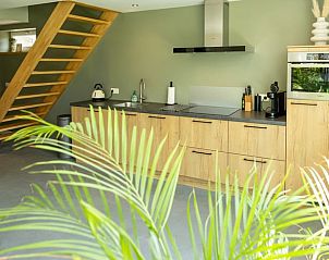 Moderne keuken in Vakantiehuis in Baexem, Noord Limburg met houten afwerking.