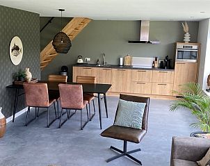 Eetruimte en keuken in Vakantiehuis in Baexem, Noord Limburg voor gezellige maaltijden.