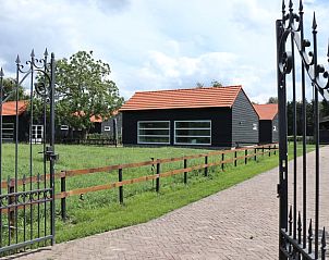 Buitenzicht van Vakantiehuis in Baexem, Noord Limburg met groene omgeving.