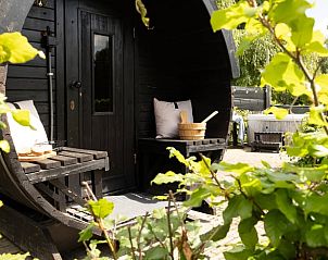 Buitensauna bij Vakantiehuis in Baexem, Noord Limburg met comfortabele zitplaatsen.