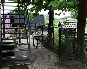 Terras met tuinmeubilair bij Vakantiehuisje in Baexem, Noord Limburg, voor ontspanning in de buitenlucht.