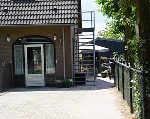 Ingang van Vakantiehuisje in Baexem, Noord Limburg, met charmante buitenruimte en trap.