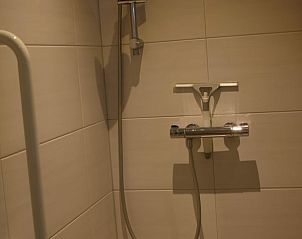 Moderne douche met handgreep in Vakantiehuisje in Baexem, Noord Limburg, comfortabele badervaring.