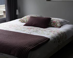 Gezellige slaapkamer met tweepersoonsbed in Vakantiehuisje in Baexem, Noord Limburg, voor een goede nachtrust.