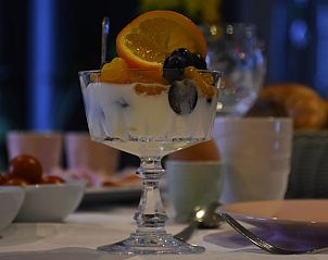 Verse yoghurt met fruit bij ontbijt in Vakantiehuisje in Baexem, Noord Limburg, gezonde ochtendtraktatie.