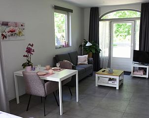 Comfortabele woonkamer in Vakantiehuisje in Baexem, Noord Limburg, met eet- en zithoek.