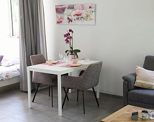 Eethoek met stijlvolle inrichting in Vakantiehuisje in Baexem, Noord Limburg, voor gezellige maaltijden.