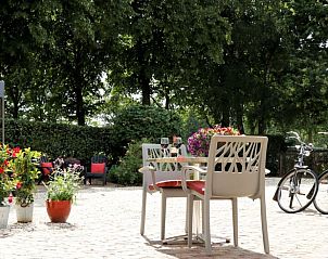 Geniet van de rust op het terras van Vakantiehuisje in Baexem, Noord Limburg, omringd door groene natuur en fietsmogelijkheden.
