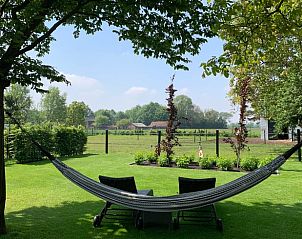 Uitzicht op de tuin vanuit Vakantiehuisje in Heythuysen, Noord Limburg, Limburg.