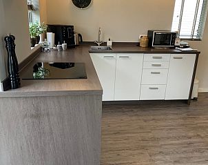 Moderne keuken in Vakantiehuisje in Heythuysen, Noord Limburg, Limburg.