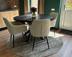 Moderne eetruimte in Vakantiehuisje in Bergen, ideaal voor gezellige maaltijden in Noord Limburg.