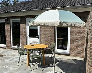 Gezellig terras met parasol bij Vakantiehuisje in Bergen, ideaal voor zonnige dagen in Noord Limburg.