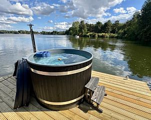 Geniet van ontspanning in de hot tub aan het water bij Vakantiehuisje in Middelaar, Noord Limburg, en ervaar de rust van de natuur.