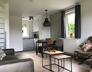 Stijlvolle woonkamer van Vakantiehuisje in Heijenrath, Zuid Limburg, met moderne inrichting en veel lichtinval.