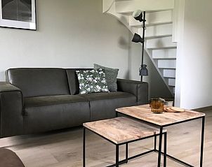 Comfortabele zithoek in Vakantiehuisje in Heijenrath, Zuid Limburg, met een gezellige bank en bijzettafels.