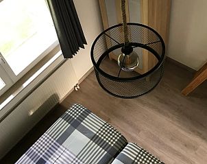 Bovenaanzicht van slaapkamer in Vakantiehuisje in Heijenrath, Zuid Limburg, met unieke hanglamp.