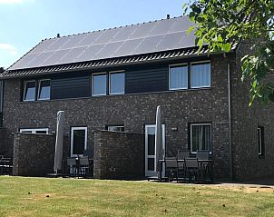 Buitenkant van Vakantiehuisje in Heijenrath, Zuid Limburg, met zonnig terras en moderne architectuur.