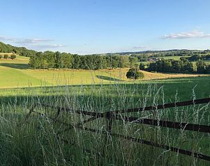 Panoramisch uitzicht op heuvels rondom Vakantiehuisje in Heijenrath, Zuid Limburg, met weelderige velden.