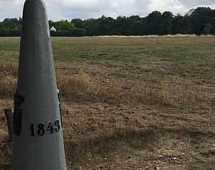 Historische grenspaal in de buurt van Vakantiehuisje in Heijenrath, Zuid Limburg, omgeven door natuur.
