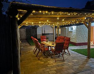 Sfeervol verlicht terras in Landsraderhfke - 1, vakantiehuis in Heijenrath, Zuid Limburg, ideaal voor gezellige avonden buiten.