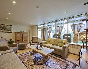 Ruime zitkamer met veel natuurlijk licht in Landsraderhfke - 1, vakantiehuis in Heijenrath, Zuid Limburg, biedt een warme en uitnodigende sfeer.