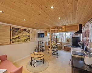 Gezellige woonkamer met houten interieur in Landsraderhfke - 4, vakantiehuis in Heijenrath, Zuid Limburg.