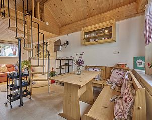 Knusse eethoek met houten meubels in Landsraderhfke - 4, vakantiehuis in Heijenrath, Zuid Limburg.