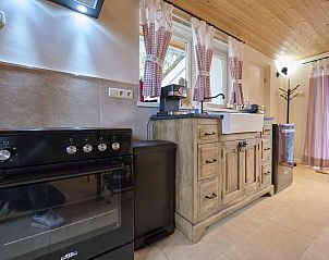 Moderne keuken met landelijke stijl in Landsraderhfke - 4, vakantiehuis in Heijenrath, Zuid Limburg.