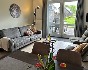 Gezellige woonkamer in Vakantiehuisje in Heijenrath, Zuid Limburg met uitzicht op de tuin.