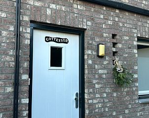 Authentieke voordeur van Vakantiehuisje in Heijenrath, Zuid Limburg met traditionele bakstenen.