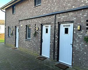 Buitenzijde van Vakantiehuisje in Heijenrath, Limburg met meerdere ingangen en rustieke uitstraling.