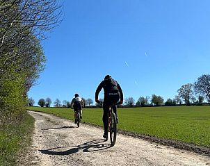 Fietsers genieten van de omgeving rondom Vakantiehuisje in Heijenrath, Zuid Limburg.