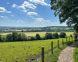 Zonnige dag met uitzicht op het platteland bij Vakantiehuisje in Heijenrath, Zuid Limburg.