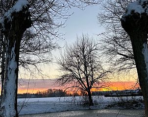 Sneeuwlandschap bij zonsondergang rondom Vakantiehuisje in Heijenrath, Limburg.